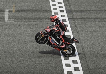 Manu González se impone a Arón Canet en Moto2