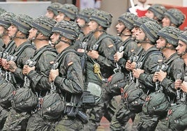 Soldados del Ejército de Tierra participan en el tradicional desfile del Día de la Fiesta Nacional por el Paseo del Prado de Madrid el pasado mes de octubre.