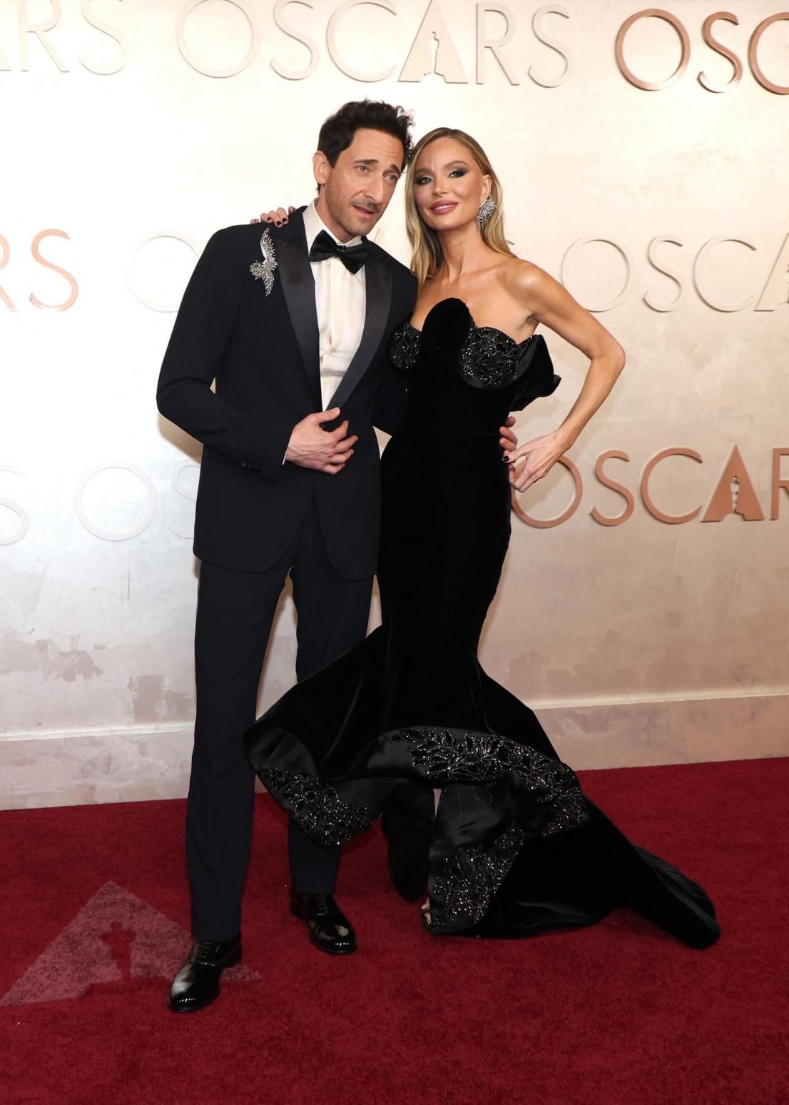 Adrien Brody con su pareja, la diseñadora Georgina Chapman, con un vestido de su marca, Marchesa.