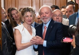 Yolanda Díaz saluda al presidente de Brasil, Lula Da Silva, durante la investidura de Yamandú Orsi como presidente de Uruguay.