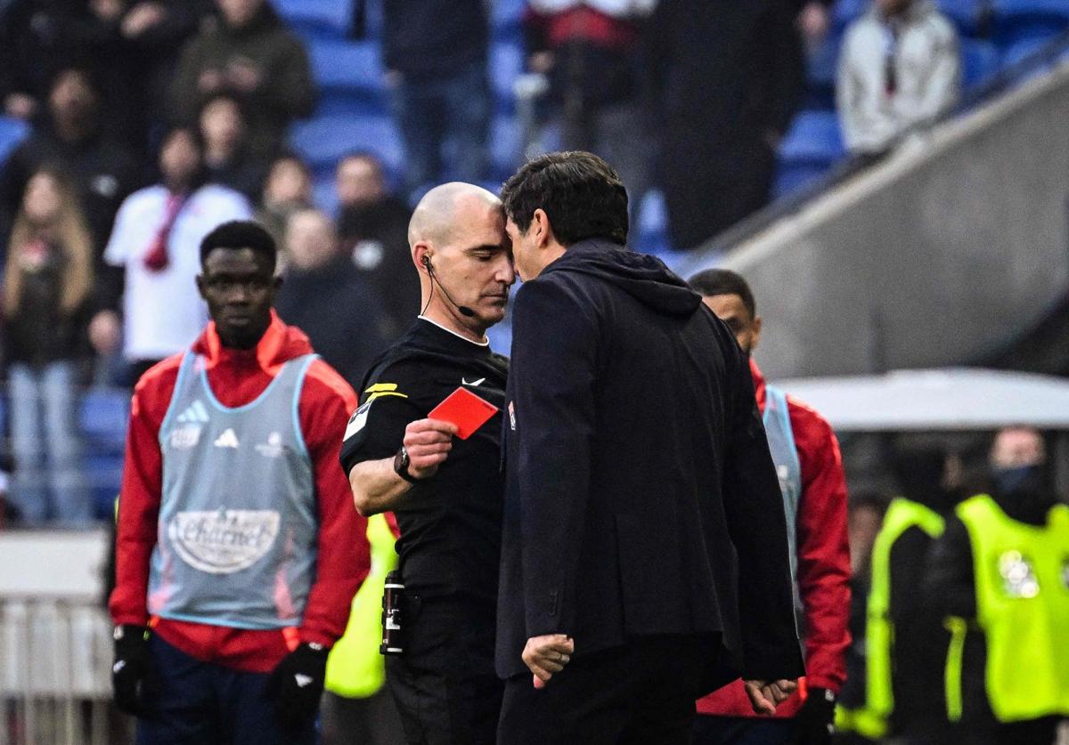 Paulo Fonseca confronting the referee