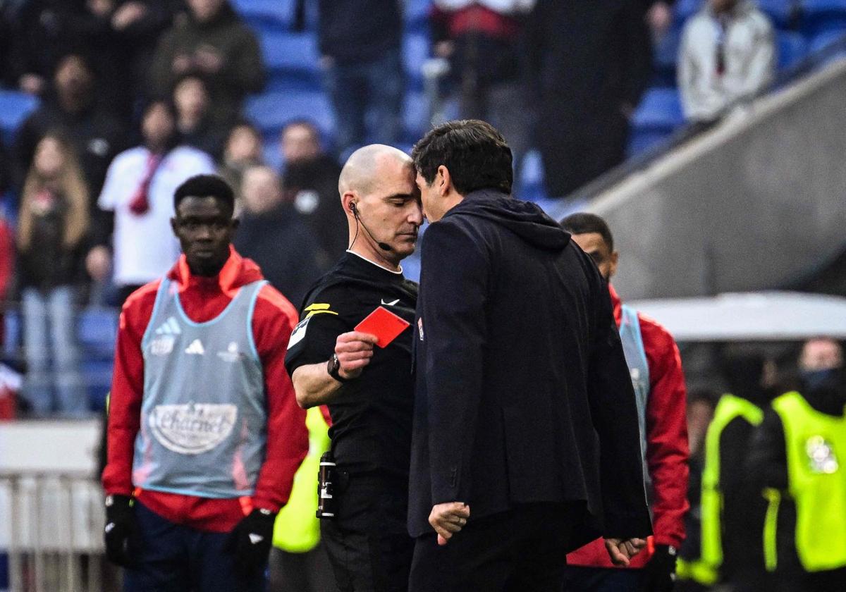 Paulo Fonseca encarándose con el árbitro