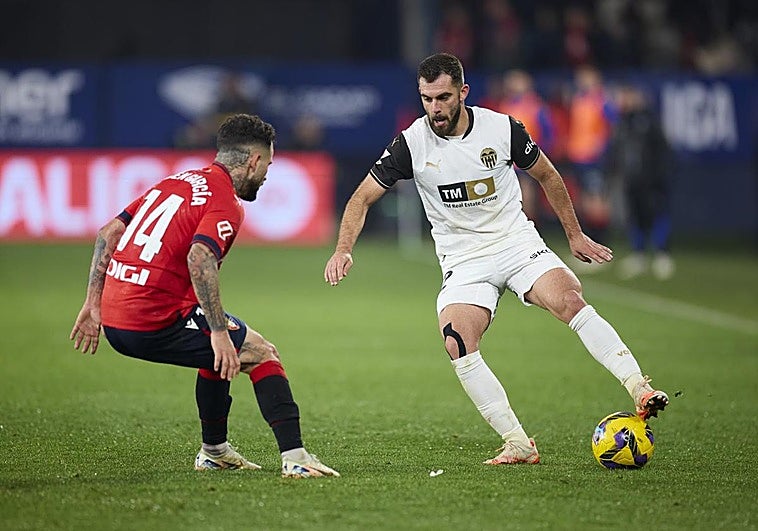 Sadiq salva un punto para el Valencia en un emocionante duelo en El Sadar