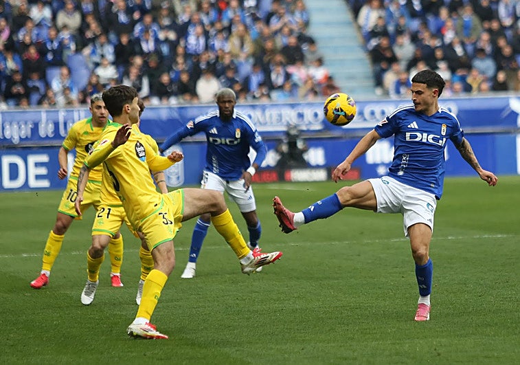 Ximo Navarro, en el añadido, da los tres puntos al Deportivo en el Tartiere