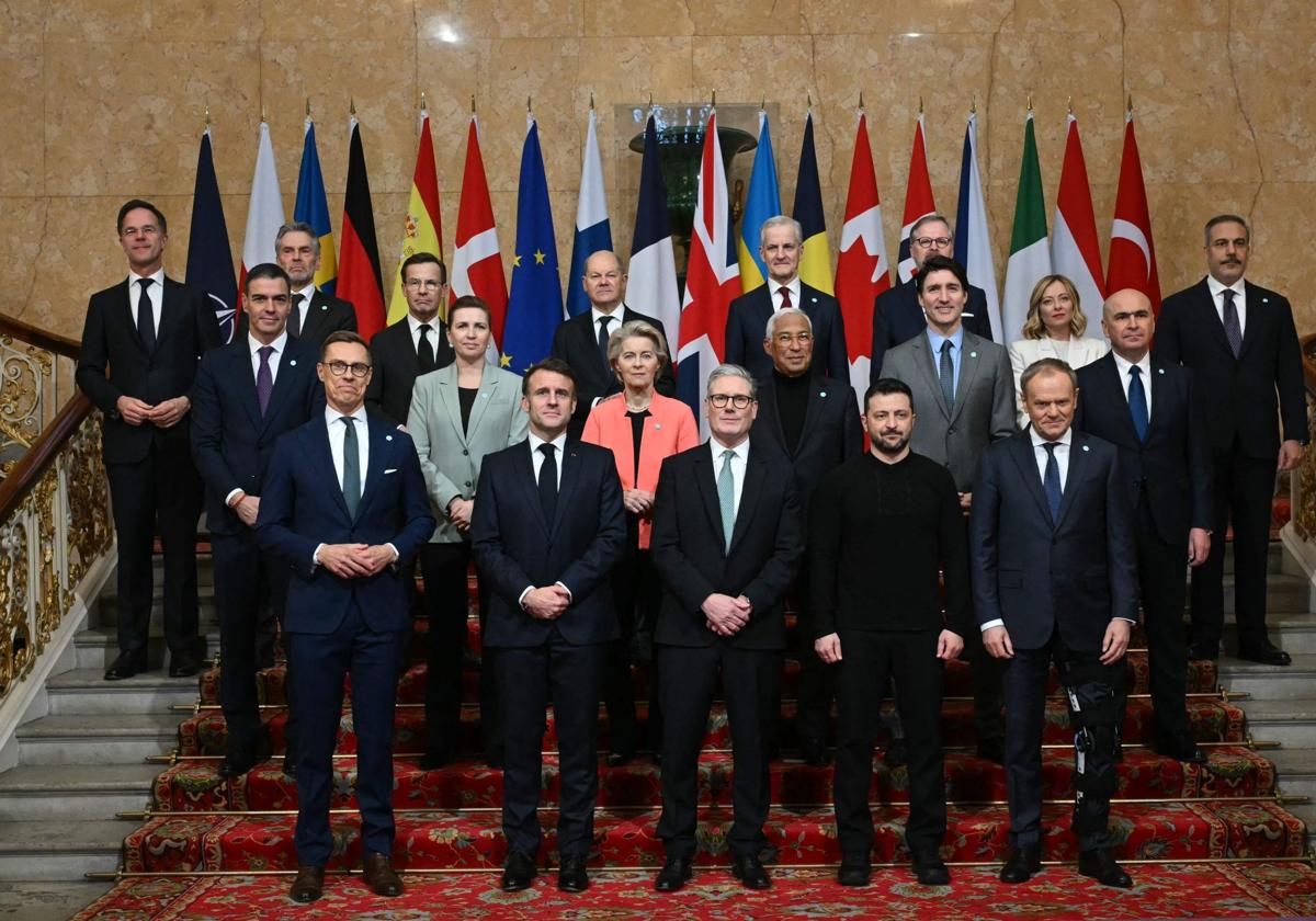 Zelenski rodeado de todos los líderes que le arropan en la cumbre de Londres.