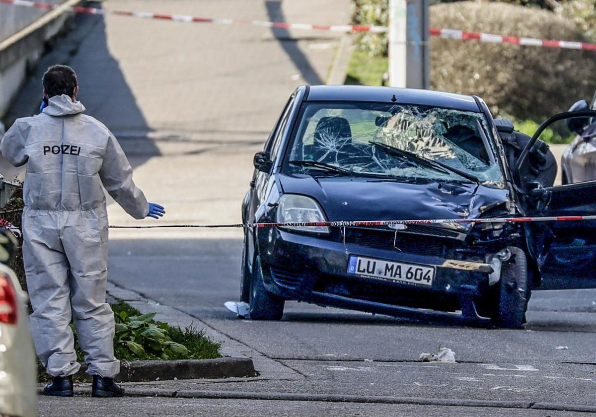 Los forenses examinan el coche dañado en el lugar del atropello masivo en Mannheim.