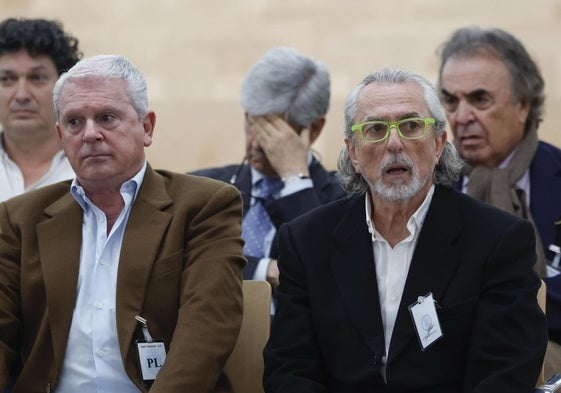 Pablo Crespo y Francisco Correa en el juicio de la Audiencia Nacional y entre ambos, tapándose la cara, el constructor Fernando Martín.