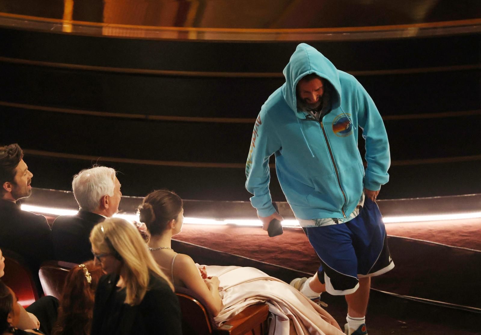 El actor Adam Sandler ha bromeado con el presentador, paseando entre las butacas con un 'look' muy informal. 