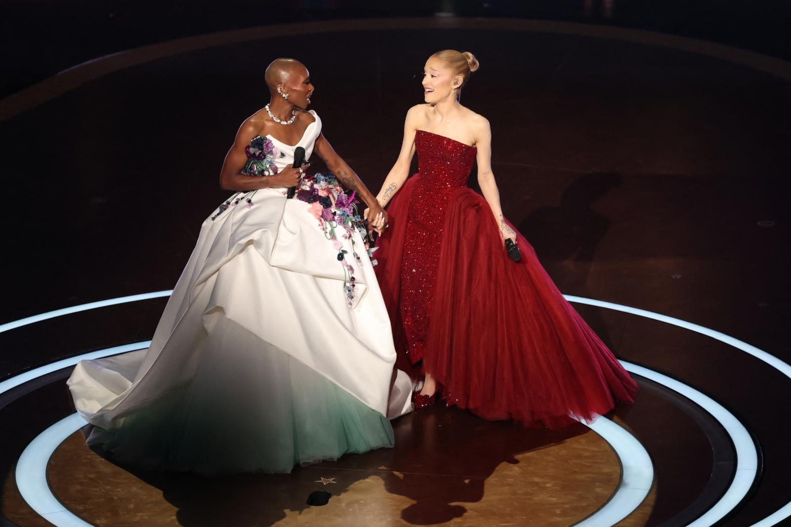 Las primeras en salir a escena han sido Ariana Grande, que ha cantado 'Somewhere Over The Rainbow', de 'El mago de Oz', y su compañera de reparto en 'Wicked' Cynthia Erivo. Apenas se ha percibido que Ariana llevaba un zapato rojo en la espalda en un guiño al popular musical.