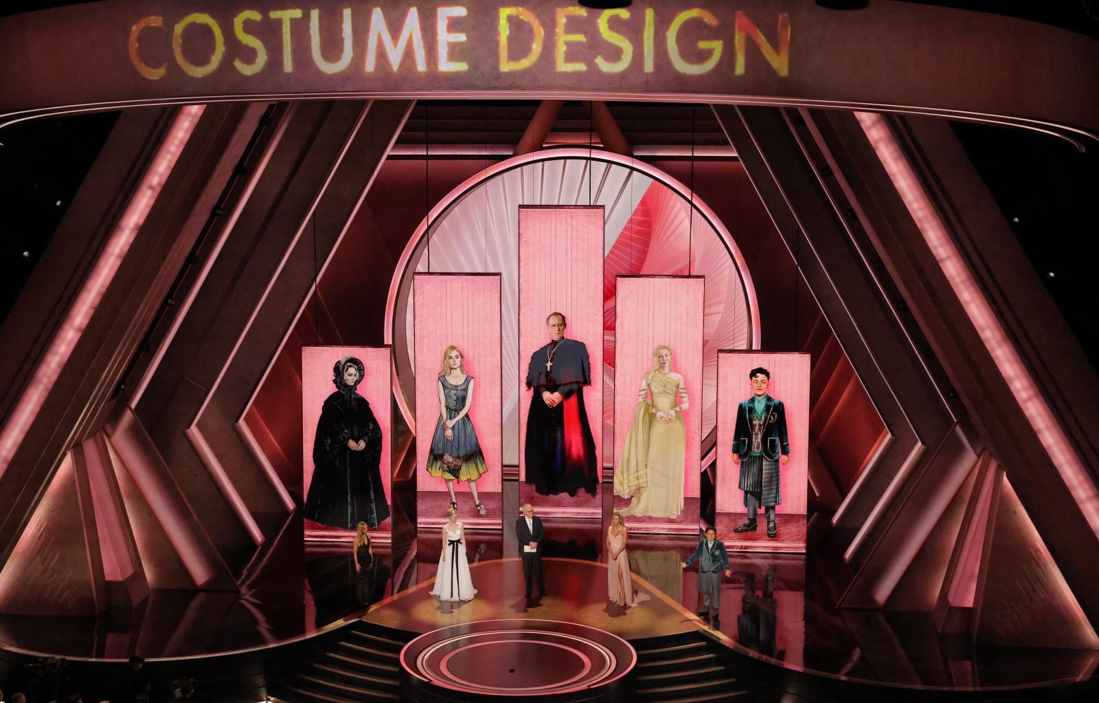 Bowen Yang, Elle Fanning, Lily-Rose Depp, John Lithgow y Connie Nielsen presentan el premio al Mejor Diseño de Vestuario, que fue para 'Wicked'. 
