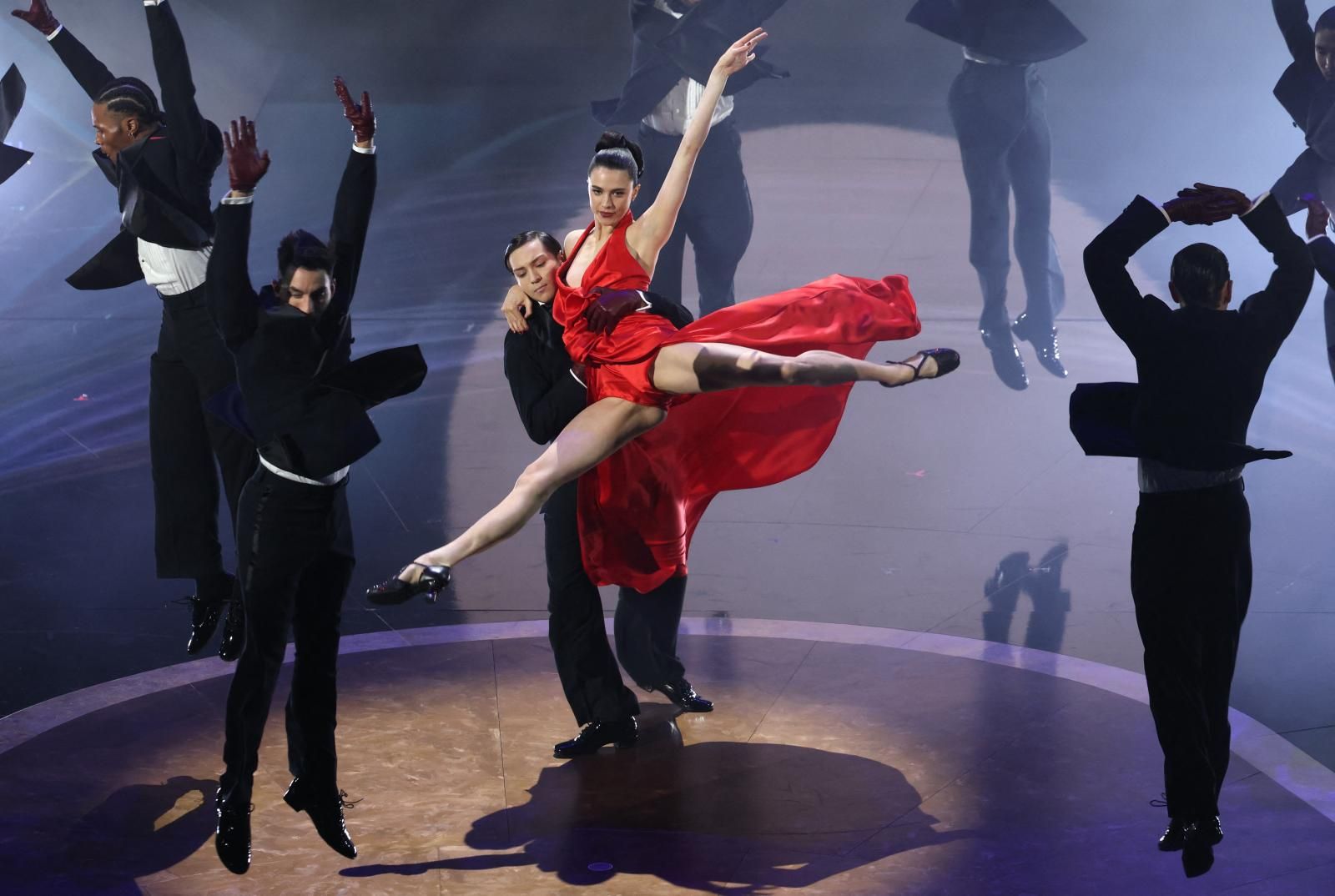 Margaret Qualley lo dio todo bailando en un homenaje a James Bond. 