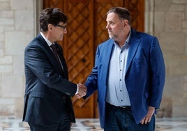 El presidente de la Generalitat, Salvador Illa, y el líder de ERC, Oriol Junqueras, durante una reunión en el Palau de la Generalitat el pasado 22 de febrero.