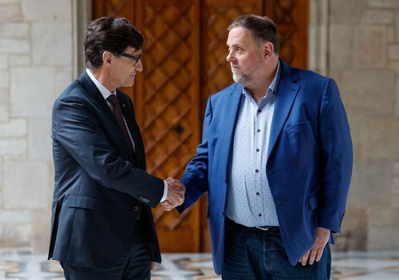 El presidente de la Generalitat, Salvador Illa, y el líder de ERC, Oriol Junqueras, durante una reunión en el Palau de la Generalitat el pasado 22 de febrero.