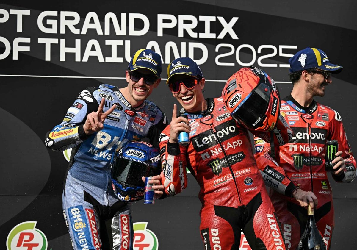 Álex y Marc Márquez, en el podio del GP de Tailandia.