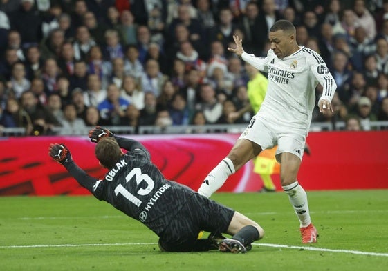 Mbappé trata de superar a Oblak durante el último Real Madrid-Atlético disputado en el Bernabéu.