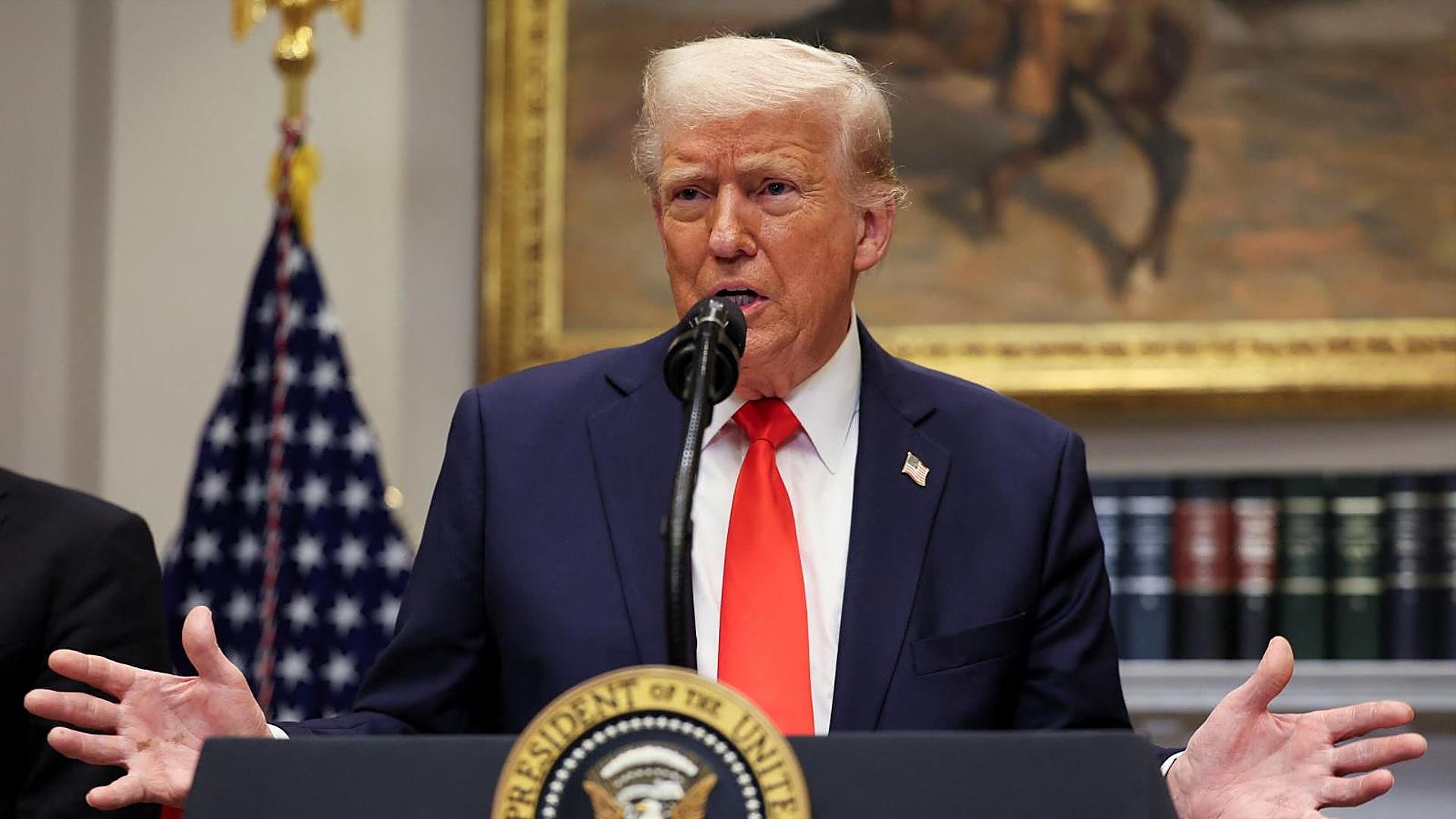 トランプは、「彼らが誠意を持って交渉するつもりかどうかを判断するまで」ウクライナのすべての助けを一時停止します。
