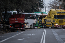 El choque entre dos autobuses en la Diagonal de Barcelona