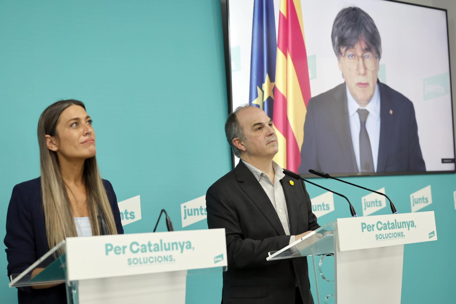 El secretario general de Junts, Jordi Turull, y la portavoz en el Congreso, Miriam Nogueras, acompañados por el presidente del partido, Carles Puigdemont, por videoconferencia