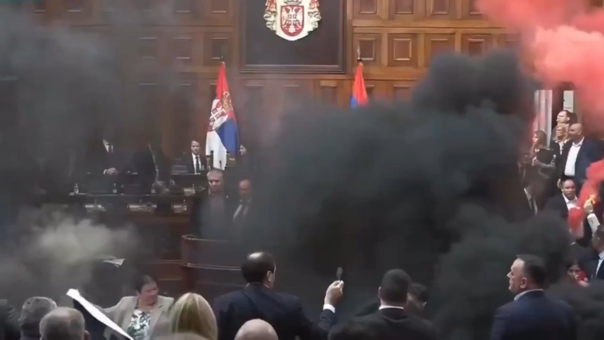 Caos en el Parlamento de Serbia: los diputados de la oposición lanzan bengalas y granadas de humo