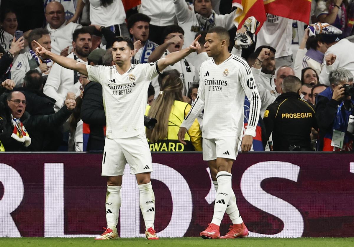 Brahim Díaz celebra junto a Kylian Mbappé el segundo gol del Real Madrid al Atlético.