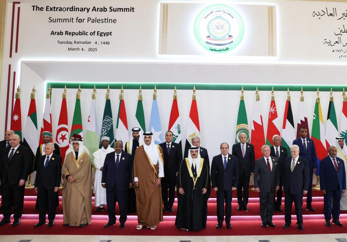 Los mandatarios posan para una foto de grupo durante la cumbre de emergencia de la Liga Árabe, en El Cairo.