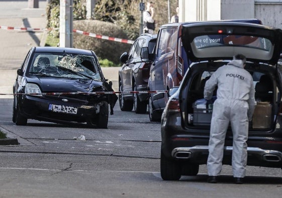 Un policía trabaja en el lugar donde se produjo el lunes el atropello en Mannheim.