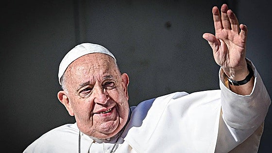 El Papa se mantiene «estable» y no ha vuelto a tener crisis respiratorias