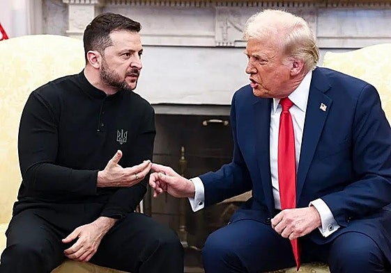 Donald Trump conversa con Volodymyr Zelensky