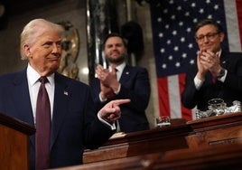 Trump es aplaudido tras su discurso en el Congreso.