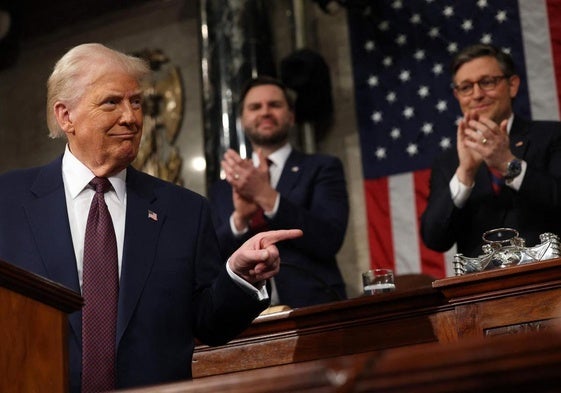 Trump es aplaudido tras su discurso en el Congreso.