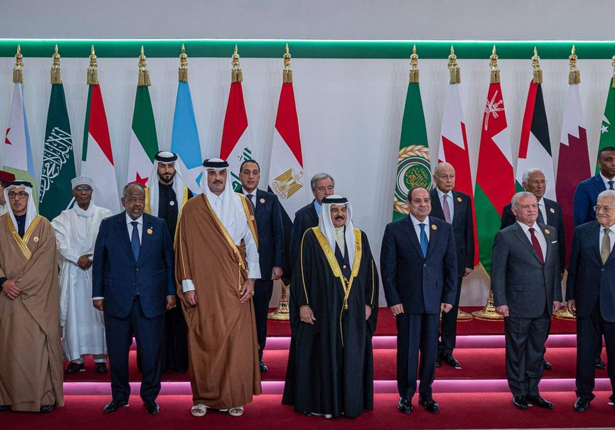 Los mandatarios posan para una foto de grupo durante la cumbre de emergencia de la Liga Árabe, en El Cairo.