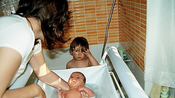 Las mujeres se ocupan siete veces más de la crianza de los hijos que los hombres