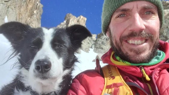 Mikel Lorente, guarda de Cap de Llauset, con su perro Egin.