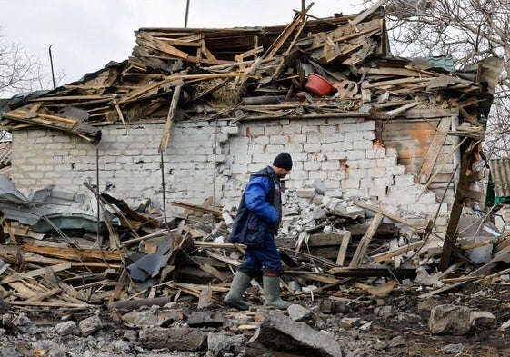 Un hombre camina junto a un edificio residencial destruido por un bombardeo ruso en Donetsk.