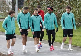 Nico Williams (2d) y algunos compañeros, antes de un entrenamiento del Athletic previo al partido contra la Roma.