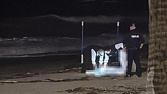 Hallan un cadáver sin cabeza y con un neopreno en la playa de Fuengirola