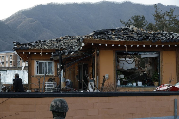 Momento del impacto de una bomba frente a la iglesia de Pocheon, en el norte de Corea del Sur, lanzada por error durante unas maniobras de las fuerzas aéreas.