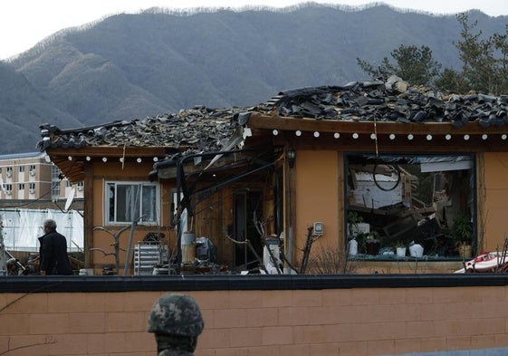 Momento del impacto de una bomba frente a la iglesia de Pocheon, en el norte de Corea del Sur, lanzada por error durante unas maniobras de las fuerzas aéreas.