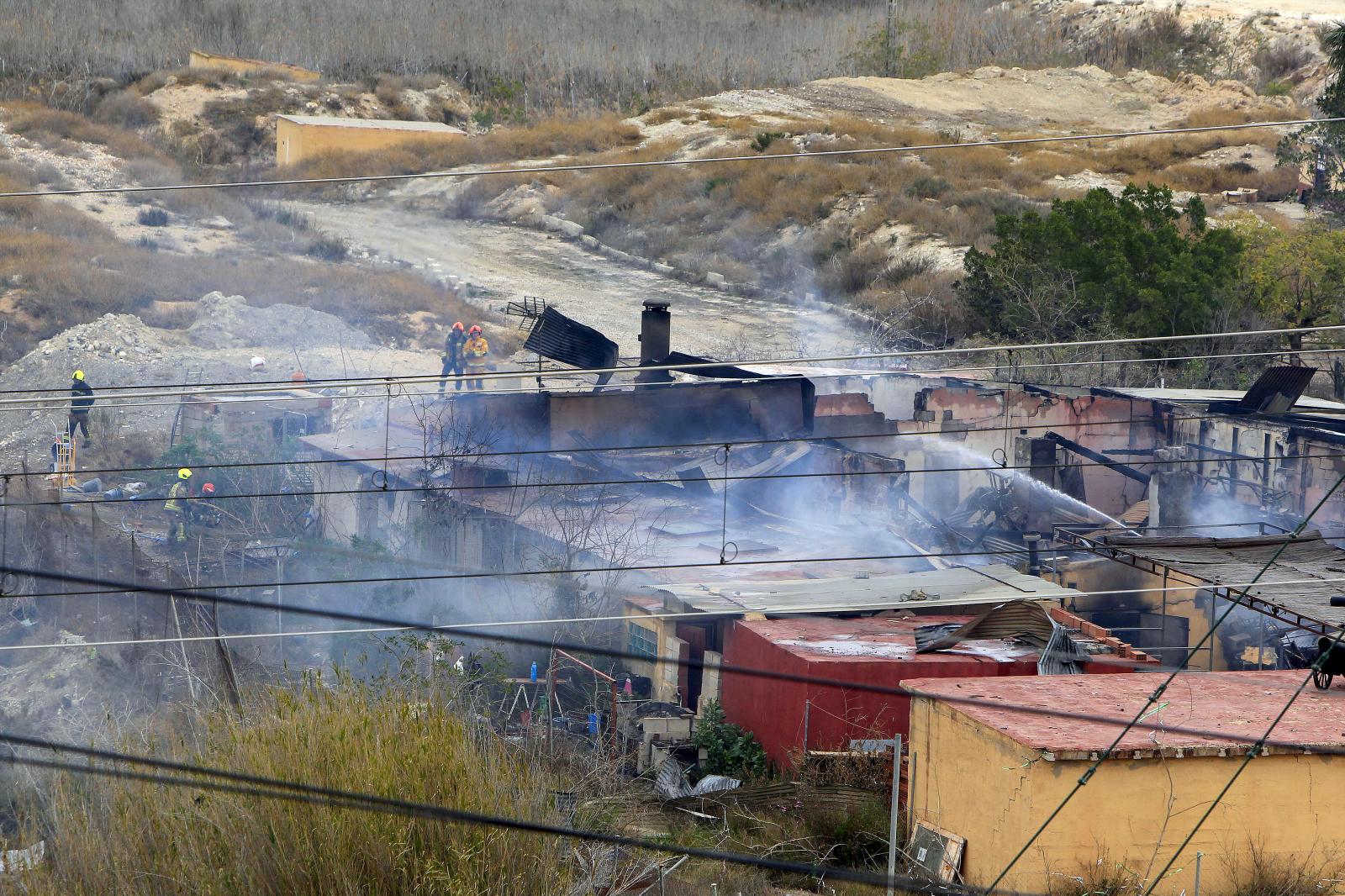 La instalación de la empresa alicantina ha quedado destruida por completo.