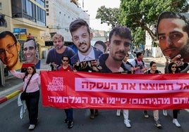 Una protesta reclamó este jueves en Tel Aviv la liberación de los rehenes que quedan en manos de Hamás.