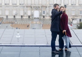 El ministro de Cultura y la ministra de Transición Ecológica posan sobre el innovador suelo solar.