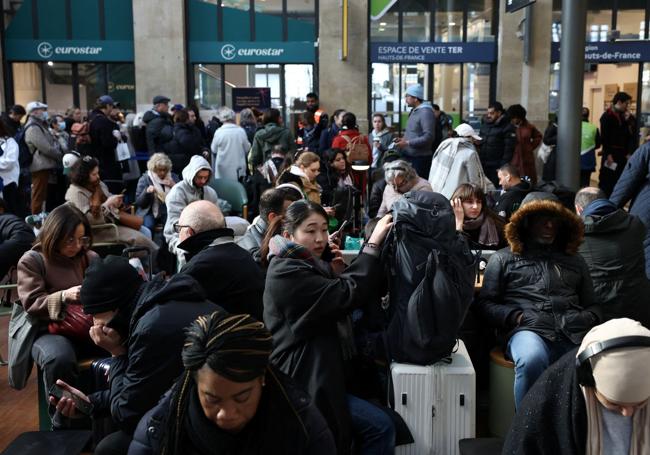 Decenas de viajeros esperan en la estación del Norte parisina.