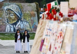 Dos monjas rezan por el papa Francisco.