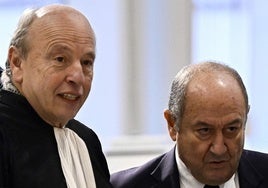 El exjefe de la Inteligencia francesa Bernard Squarcini, a la derecha, junto a su abogado en el Tribunal de París.