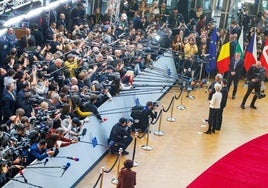 Ursula von der Leyen, Antonio Costa y Volodímir Zelenski, comparecieron el jueves ante los medios en Bruselas.