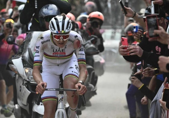 El maillot arcoíris, con el hombro y el brazo ensangrentados, lanzado en la Strade Bianche.