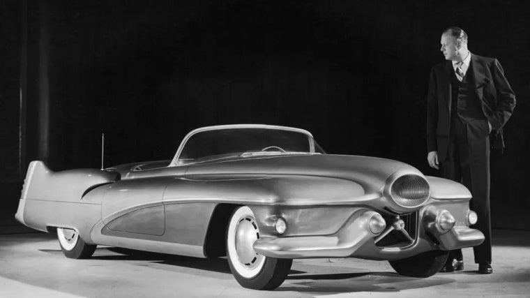 Harley Earl, junto al prototipo Buick Le Sabre