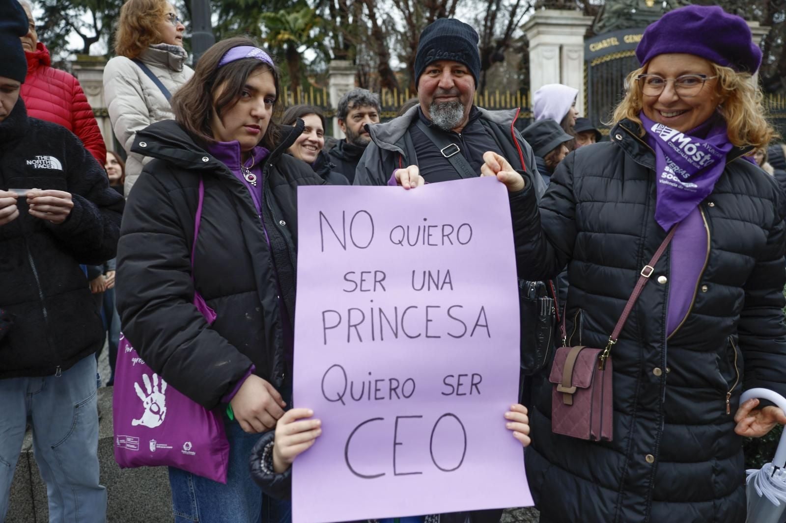 Una joven protesta en Madrid contra el techo de cristal en las empresas