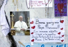 Fotos y mensajes para el papa Francisco a la puerta del hospital en el que está ingresado.