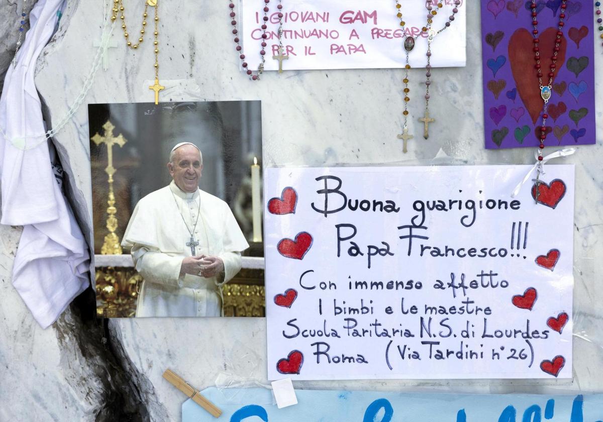 Fotos y mensajes para el papa Francisco a la puerta del hospital en el que está ingresado.